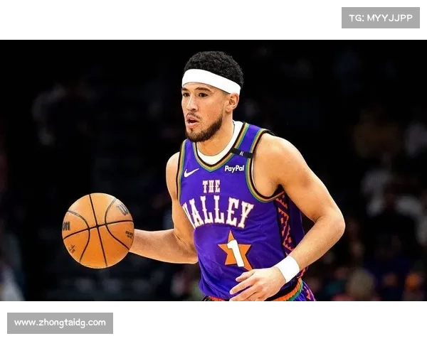 德文·布克全力以赴的比赛态度展现篮球热爱与坚持 德文·布克全力以赴的比赛态度展现篮球热爱与坚持